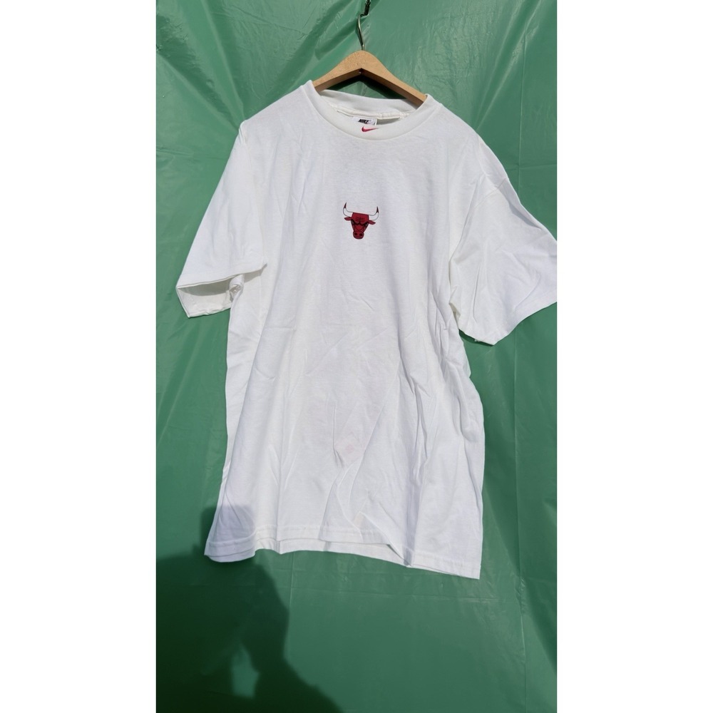 Nike Chicago Bulls T Shirt Mens M White NBA Team Logo NWT Basketball Tee